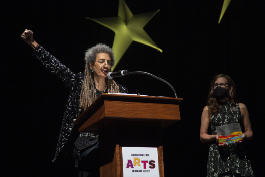 Linda Joy Burke, recipient of the Howie Award for Outstanding Artist, speaks at the 2021 Celebration of the Arts (photo by Katie Simmons-Barth)
